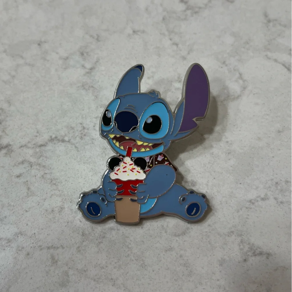Disney Stitch with Milkshake from Stitch Snack Attack Pin Set (5/12) - Picture 1 of 2